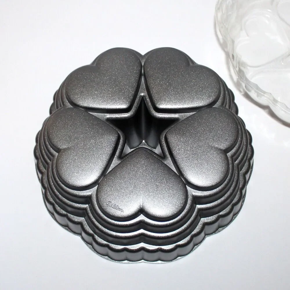 Wilton Dimensions Queen of Hearts Bundt Cake Nonstick 10 cup Cast Aluminum